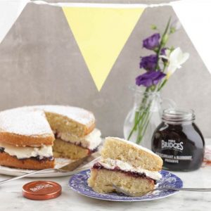 Victoria Sponge Cake mit Mrs Bridges Blackcurrant & Blueberry Preserve