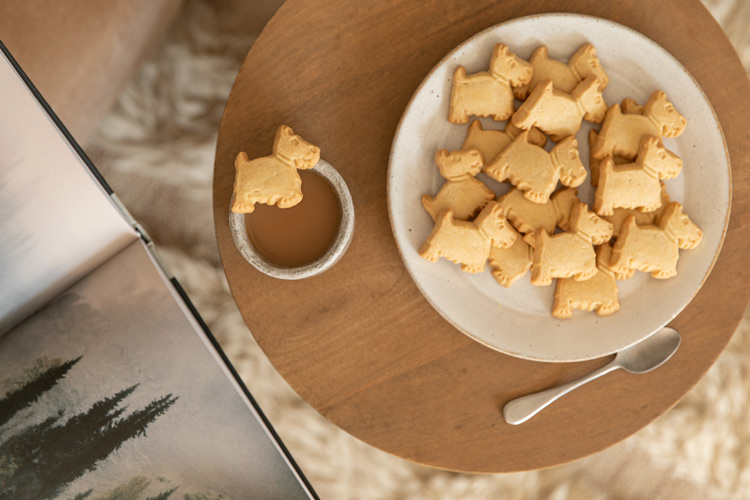 Walkers Shortbread Scottie Dogs mit Kaffee, Teatime, und Buch - Flatlay